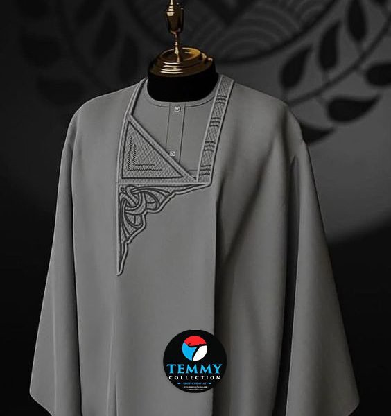 Discover our elegant Agbada for men, which combines tradition and modernity.